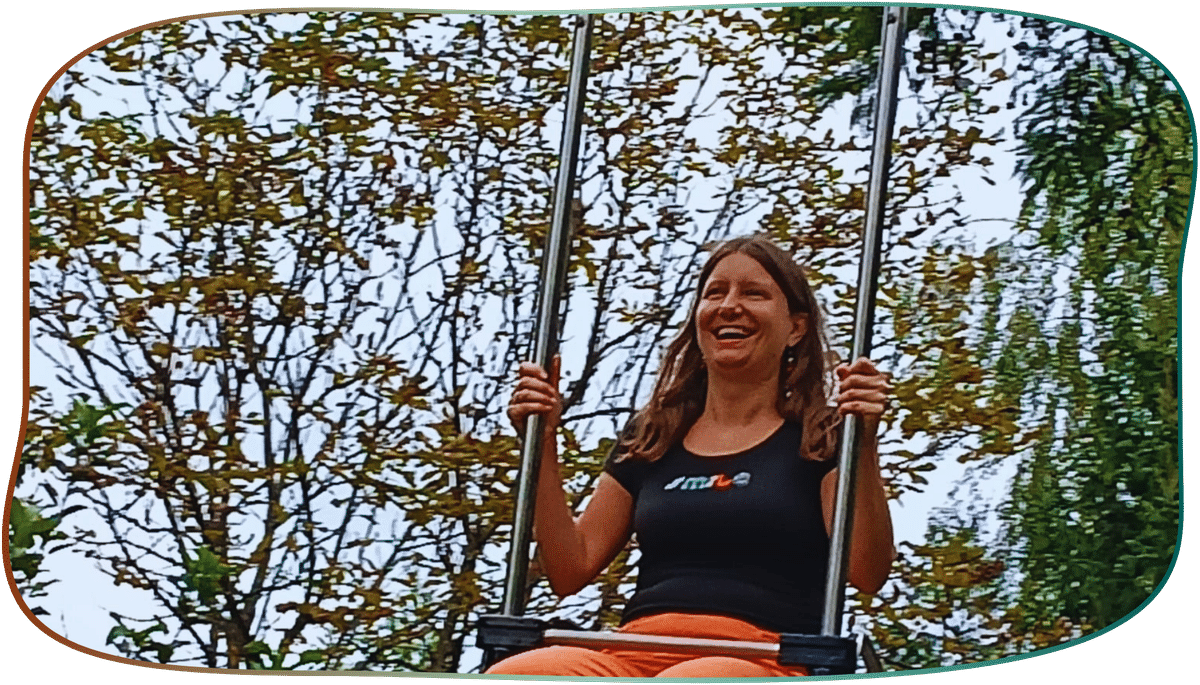 Frau auf einem Stuhl zur Seilbahn wird in die Luft geschmissen 
doro launch tierkommunikation energetik jubiläum ein jahr selbstständig