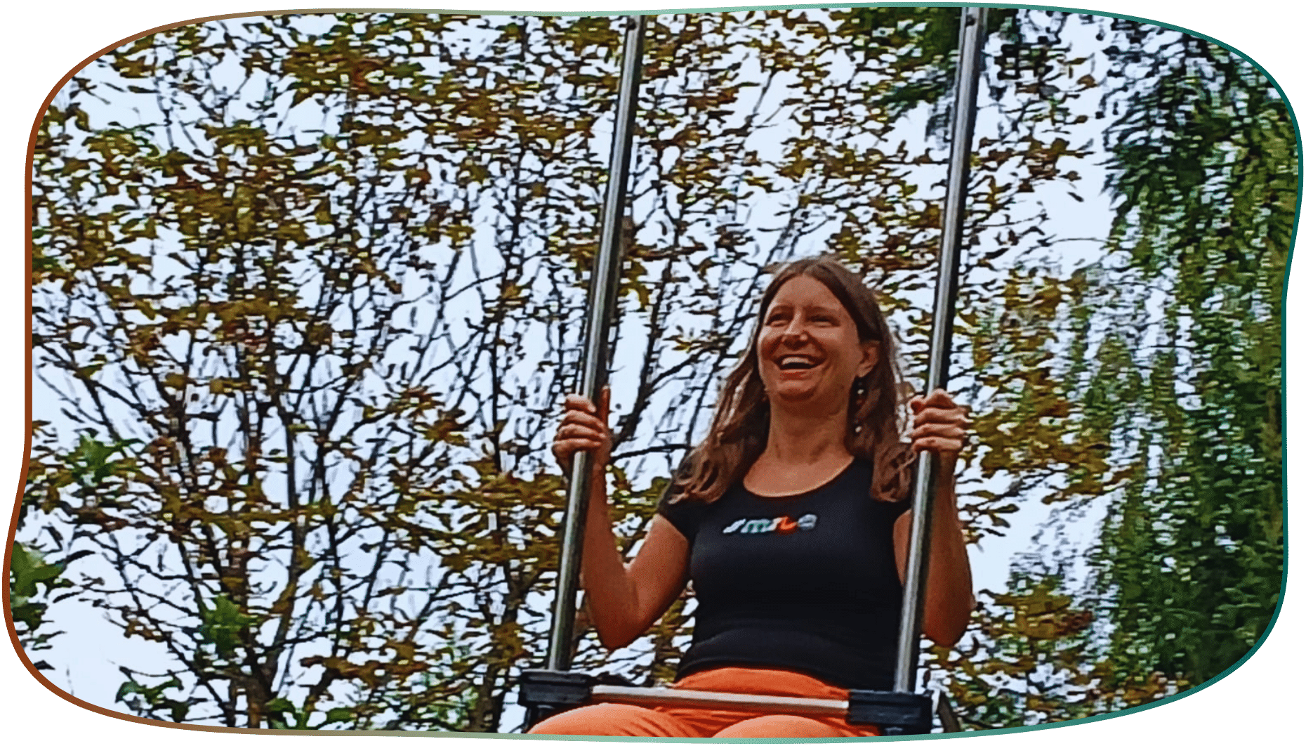 Frau auf Seilbahn wird in die Luft geschmissen